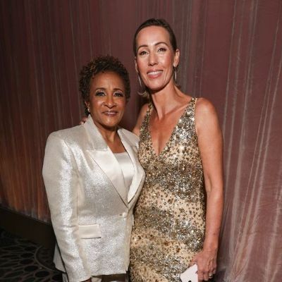 Wanda Sykes and Alex Niedbalski took a picture as they posed with their arms in arms during an event.